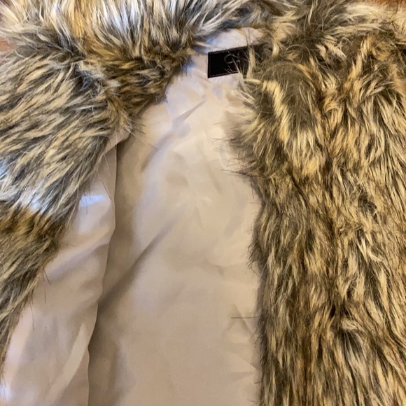 Faux fur vest - Picture 2 of 3